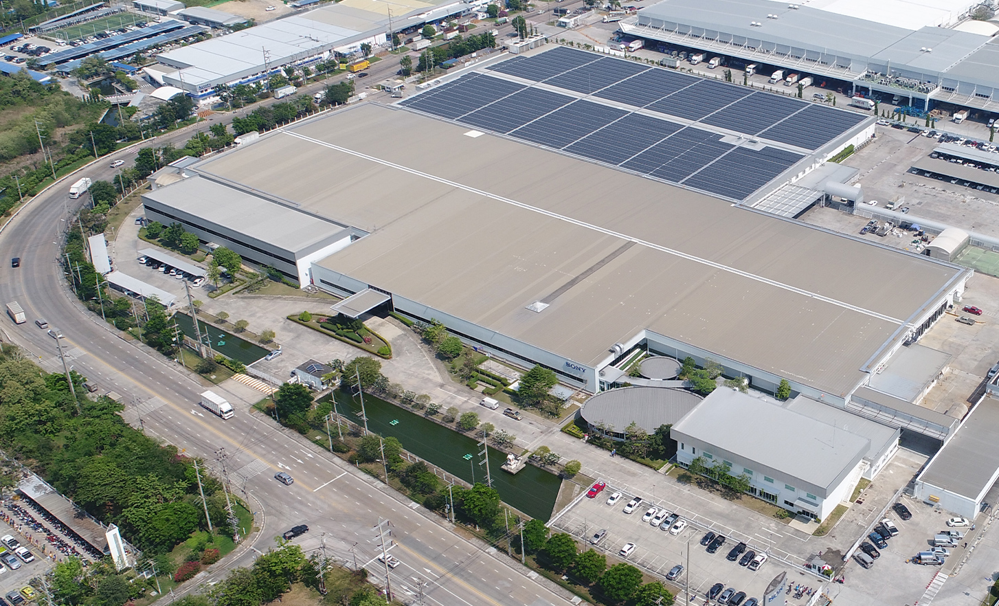 ソーラーパネルを備えたソニーの工場施設を空撮したイメージ